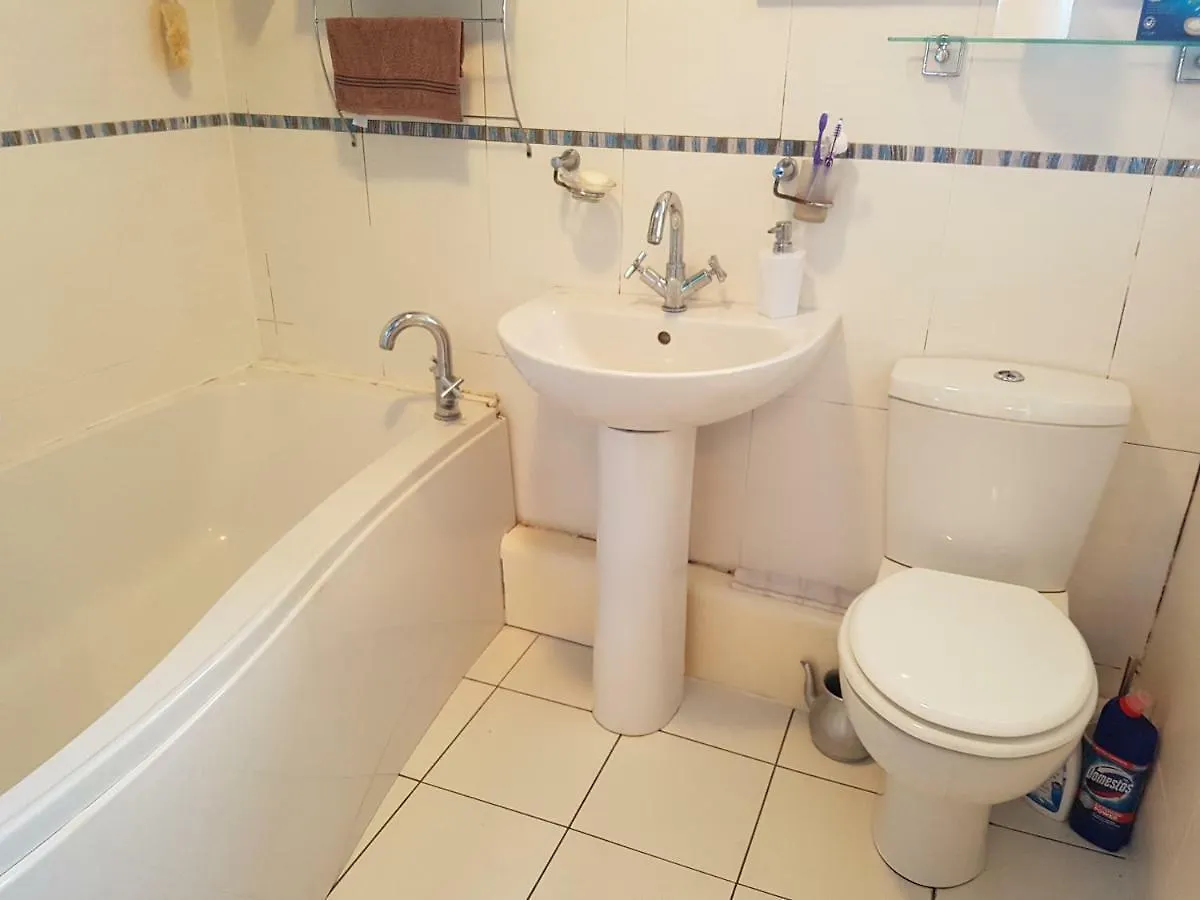 A Double Room In Vibrant Leith- Female Guest Only בית אירוח אדינבורו
